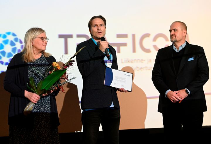 STT:n vastaava päätoimittaja Minna Holopainen, tietohallintopäällikkö Tuomas Venho ja toimitusjohtaja Kimmo Laaksonen vastaanottivat tunnustuksen Tietoturva 2022 -seminaarissa Helsingissä tiistaina.