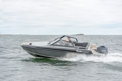 Buster Magnum 2018. Tidigare generationer av Magnum-båtar har sålts i över 5000 stycken. Den sjödugliga och fartfyllda modellen är speciellt populär på Norges och Sveriges öppna kuster mot Atlanten, där man ställer speciellt höga krav på båtarna.