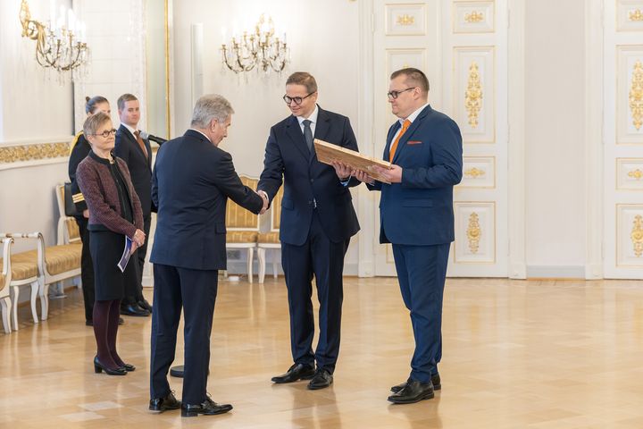 President Sauli Niinistö (left), Kempower's Chairman of the Board Antti Kemppi,  Kempower's CEO Tomi Ristimäki. Photo: President's Office