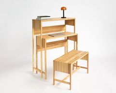 Shoko Bamban suunnittelemasta monikäyttöisestä sarjapöydästä voi rakentaa erilaisia vaihtoehtoja kodin työpisteeksi. Sisäkkäin asetettuna pöydät muodostavat palapelimäisen hyllyn.