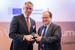 M-Filesin talousjohtaja Lassi Koskinen vastaanotti innovaatiopalkinnon Luxemburgissa. Palkinnon luovutti Ambroise Fayolle, Vice-President of the European Investment Bank.