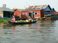 Kelluva kylä Tonle-Sap järvellä Kambodzassa. Mekong-joella elinkeinot ja ruokaturva ovat vahvasti veteen kytkeytynyeitä. Kuva: Timo Räsänen