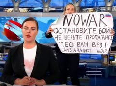 Marina Ovsjannikova keskeyttää suoran uutislähetyksen Venäjällä.