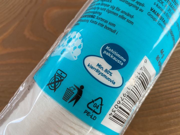 "Kehitimme pakkausta" -merkintä löytyy esimerkiksi Rainbow-vanulappujen pakkauksesta. Kuva: SOK