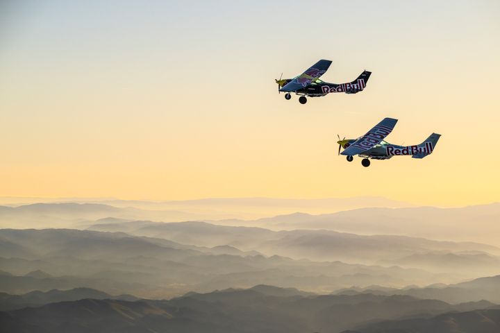 Lentäjät harjoittelevat testihyppyä Kalifornian taivaalla. Michael Clark / Red Bull Content Pool