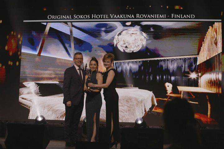 Hotellinjohtaja Jussi Perkkiö ja hotellipäällikkö Tiina Määttä (vasemmalla) vastaanottivat palkinnon World Luxyry Awards:n Executive Manager Tanique Echardtilta.