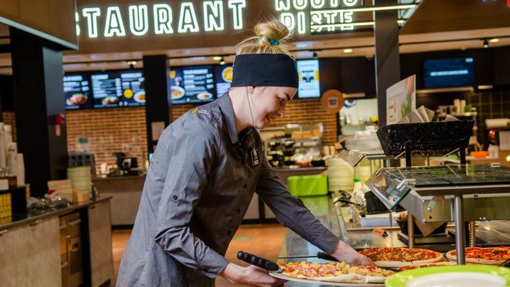 Piristynyt ryhmämatkailu ja ylipäänsä ihmisten liikkumisen lisääntyminen näkyvät myynnin kasvuna erityisesti liikennemyymälöiden ravintolakaupassa. Kuva: Keskimaa / Jani Rutanen