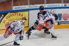 Miesten jääkiekko on Suomessa joukkueurheilun ammattimaistumisen edelläkävijä. Kuva: Harri Kapustamäki/KIHU