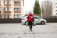 Punaisen  Ristin vapaaehtoiset kuljettivat ruoka-apua riskiryhmiin kuuluville koronakeväänä. Kuva: Maiju Pohjanheimo