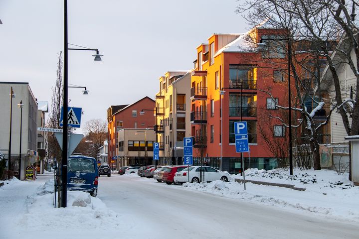 Uusia asuntoja ja liiketilaa on valmistunut keskustassa esimerkiksi Luostarikadun varrelle. Kuva talvelta 2021.
