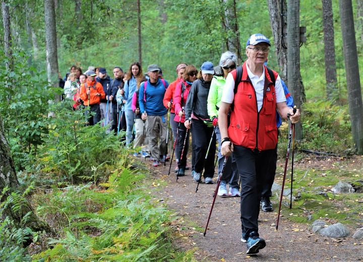 Tuomo Jantunen johdattaa sauvakävelyryhmää. Kuva: Mairit Pellinen