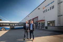 Enerqo Oy:n toimitusjohtaja Mikko Kytölä ja myyntijohtaja Mikko Summala yhtiön uuden huolto- ja korjaamohallin edustalla  Vantaan Aviapoliksessa.
