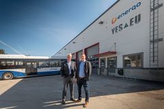 Enerqo Oy:n toimitusjohtaja Mikko Kytölä ja myyntijohtaja Mikko Summala yhtiön uuden huolto- ja korjaamohallin edustalla Vantaan Aviapoliksessa.