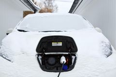Sähköauton lataaminen talvella voi olla hitaampaa.