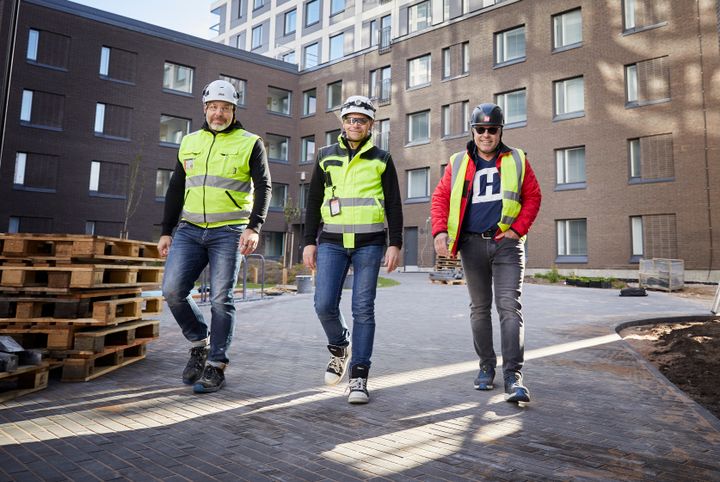 Kuva on otettu Helsingin Jätkäsaaressa Skanskan työmaalla, jolla sekä LTU että Heikkinen Yhtiöt urakoivat. Vasemmalla Malik Bentaieb, yrittäjä, LTU, keskellä LTU:n toimitusjohtaja Tom Helenius ja oikealla yrittäjä Jarmo Heikkinen, Heikkinen Yhtiöt Oy.  Kuvaaja: Numi Nummelin. Kuvat ovat vapaasti julkaistavissa.