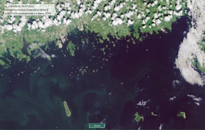 Sinilevää Kaakkois-Suomen rannikon edustalla avomerellä ja ulkosaaristossa Haapasaaren länsi- ja ete-läpuolella 4.7.2022. Sisältää muokattua Copernicus-dataa, SYKE (4.7.2022).