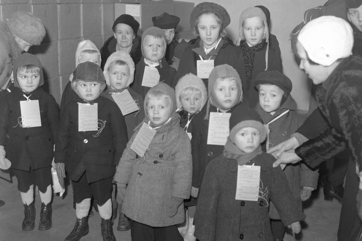 Toisen maailmansodan aikana Suomesta Ruotsiin evakuoitujen sotalasten jälkikasvun psyykkistä sairastavuutta tutkittiin nyt ensimmäistä kertaa vertaamalla heitä serkkuihinsa, joiden vanhempia ei lähetetty sotalapsiksi. Kuva: Sotamuseo