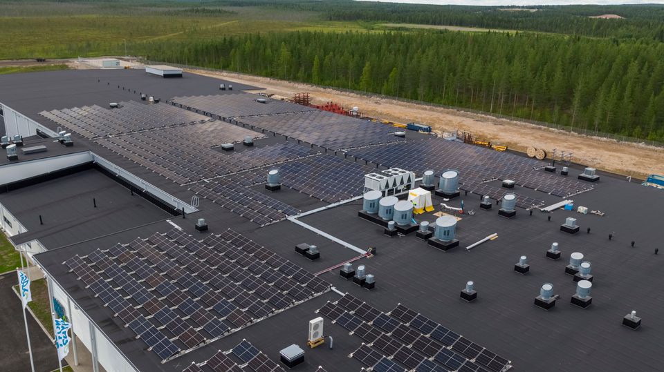 Norrhydron uuden tuotantolaitoksen katolla on 1000 aurinkokennoa