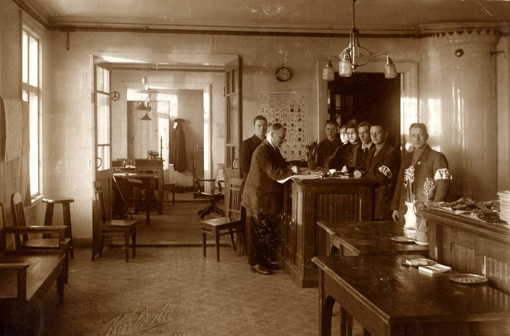 Inskrivning av skyddskårister vid Marinkansliet vid Strandgatan, 1918. Foto: Karl’s Atelier, Wasa
