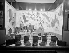 Suomessakin koettiin 1920-luvun lopulla gramofonikuume. Vuonna 1928 uusia matkagramofoneja esiteltiin Fazerin näyteikkunassa. Kuva: Helsingin kaupunginmuseo/Olof Sundström