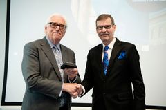 Helsingin yliopiston rehtori Jari Niemelä (oik.) ojensi Sir John Walkerille Helsingin yliopiston hopeisen mitalin. Kuva: Veikko Somerpuro