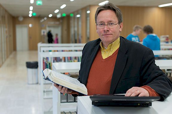 – Tavoitteena on tukea humanistisilla aloilla tehtävää tärkeää tutkimusta tietojenkäsittelytieteen keinoin, sanoo Helsingin yliopiston digitaalisten aineistojen tutkimuksen professori Timo Honkela.