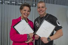 Vuoden korunkantaja Anne Berner ja kellonkantaja Elastinen