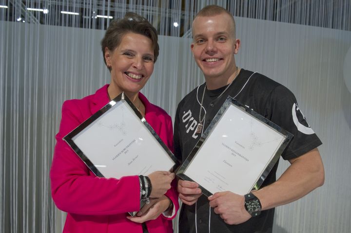 Vuoden korunkantaja Anne Berner ja kellonkantaja Elastinen