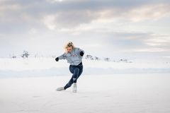 Emmi Peltonen esiintyy arktisen luonnon keskellä. Photocredit: Kai Kuusisto / Red Bull Content Pool