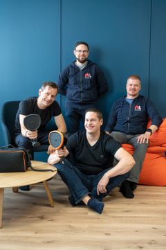 NL Cameran työryhmä. Toimitusjohtaja, DI Kai Saksela (vasemmalla), Lead Research Engineer, TkT Robert Albrecht (takana), teknologiajohtaja, DI Jonas Nyberg (edessä) sekä Lead Electronics Design Engineer DI Manu Niukkanen. Kuva: Markus Sommers