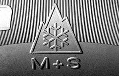 Pelkkä M+S-merkintä ei enää takaa renkaan talviominaisuuksia. Esimerkiksi Saksassa talvirenkailta vaaditaan 3PMSF-merkintä (ns. lumihiutalesymboli) tästä talvesta alkaen.