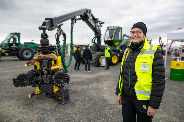 Mikään ei voita kasvokkaisia tapaamisia, kertoo John Deere Forestry Oy:n Paula Saarinen ja kiittelee Proforest-messujen tunnelmaa. Kuva: Visit Kalajoki/Vesa Rönty