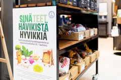 Aamupäivisin myynnissä olevilla hyvikkilaatikoilla taklataan ruokahävikkiä S-market Bulevardilla ja muissa pk-seudun S-marketeissa. Kuva: Lari Lappalainen