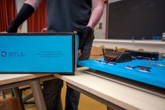 Voimalan lahjoittivat Sähkö- ja teleurakoitsijaliitto STULn Päijät-Hämeen alueen sähköurakoitsijat