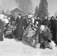Evakoita tavaroineen Särkisyrjässä 18.3.1940. SA-kuva