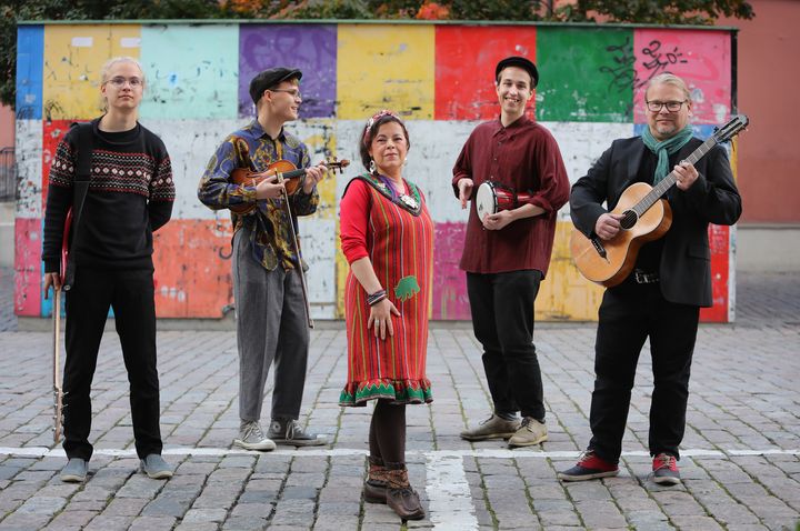 Caisa’s art gift package features a concert by Ulla Pirttijärvi & Ulda ensemble, Gávcci jagiáiggi – Kahdeksan vuodenaikaa – Eight seasons, held on Musiikkitalo’s terrace on 17 August. Photo: Maarit Kytöharju.