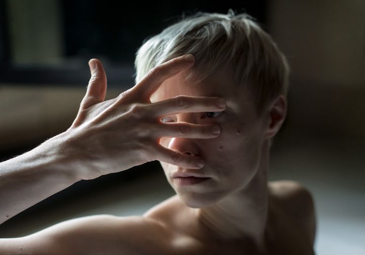 Det samtida dansverket Syöpäsi minussa (Din cancer i mig) studerar cancer ur patientens partners perspektiv. Premiären äger rum på kulturcentret Caisa den 22 september. Bild: Sakari Viika.