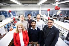 LASU-tutkimusryhmä kuvattiin Festia-laboratorion tiloissa Hervannan kampuksella. Vas. eturivissä Tuula Heinonen, Lijo George ja Zafar Ahmed, takarivissä Nikita Durandin, Ville Santala ja Alexander Efimov. Kuva: Jonne Renvall / Tampereen yliopisto