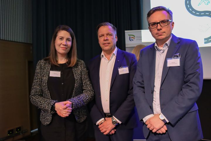 Paikkoja auki, etsitään tekijät! -tilaisuudessa ministeriön johto ja asiantuntijat kertoivat Pohjois-Pohjanmaan tuloksista. Kuvassa työ- ja elinkeinoministeriön erityisasiantuntija Liisa Larja, Pohjois-Pohjanmaan ELY-keskuksen johtaja Petri Keränen sekä työ- ja elinkeinoministeriön valtiosihteeri Ville Kopra (oik.).