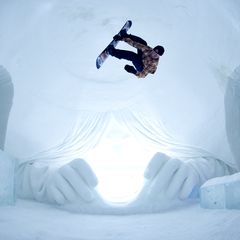 Switch backflip. Laskija: Eero Ettala. Kuvaaja: Pasi Salminen / Red Bull Content Pool.