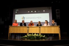 Foto 2. vasemmalta: Hanasaaren kulttuurikeskuksen toimitusjohtaja Gunvor Kronman, Senaatti-kiinteistöjen aluejohtaja Petri Turku, Arkkitehti Mika Penttinen, Mari Relander ja Salla Tervo, suunnittelutoimisto Koko3, Tuuli Sotamaa, Ateljé Sotamaa. Foto: Jakke Nikkarinen.