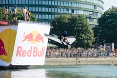 Tiimi Natyra 2000 ja Skarvi-lentolaite. Kuvaaja: Victor Engström / Red Bull Content Pool.