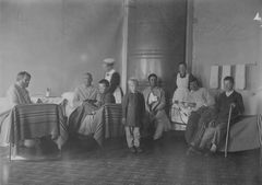 Rovaniemen ensimmäinen sairaala aloitti toimintansa 1895. Potilaspaikkoja sairaalassa oli 20. Potilaina oli paikallisten asukkaiden lisäksi myös uittomiehiä. Ylilääkärinä oli vuoteen 1903 saakka Gustav Snellman, joka toimi myös alueen piirilääkärinä. Snellman oli Helsingin Diakonissalaitoksen johtajattaren Lina Snellmanin nuorempi veli. Ylilääkärin lisäksi henkilökuntaan kuului yli- ja alihoitaja, emäntä, keittäjä ja renki.  Koesisar Agatha Lindholm toimi ylihoitajana 1896-1896, jonka jälkeen hän siirtyi seurakuntasisareksi Raumalle. Helsingin Diakonissalaitos tuotti palveluja sairaalaan vuoteen 1898 saakka.