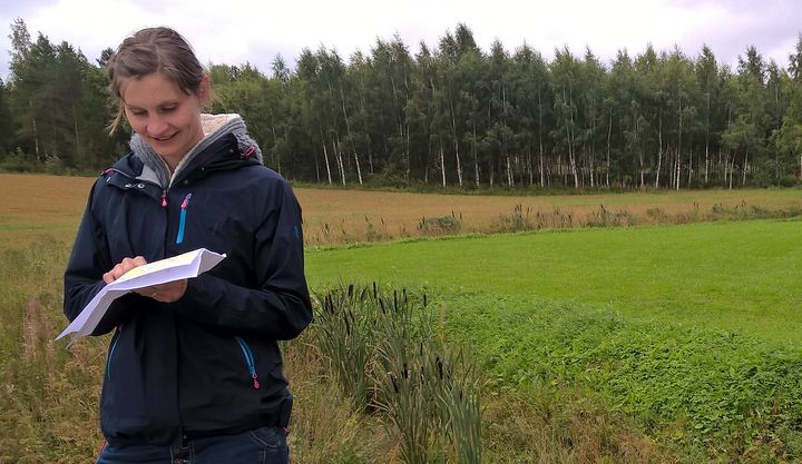 Tutkija Elina Röman selvittää peltolohkojen ominaisuuksia. Ne on tärkeää tietää kuormituksen arvioimiseksi ja kuormituksen tehokkaaksi vähentämiseksi. Kuva: Syke