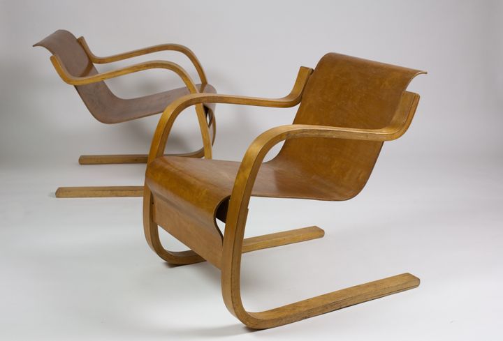 Taivutetusta puusta valmistetut nojatuolit, suunnittelija Alvar Aalto 1932. Valokuva Anssi Vaarola.