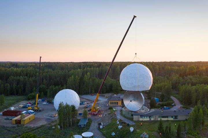 Metsähovin radioteleskoopin kuvun vaihto aloitettiin neljältä yöllä, jolloin on vähiten tuulta. Kuva: Aalto-yliopisto / Kalle Kataila