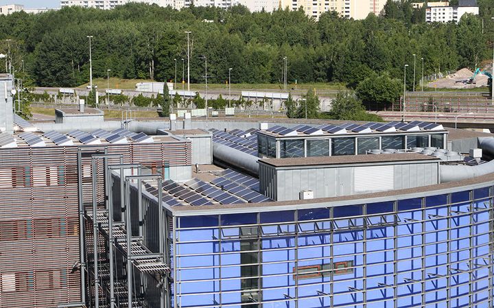 Viikin infokeskus Koronan katolla on tällä hetkellä hieman yli 500 aurinkopaneelia. Ensi kesään mennessä kampukselle tulee kolmisen tuhatta paneelia lisää. Kuva: Elina Raukko