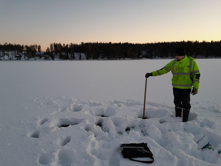 Jään paksuuden mittaamista. Kuva: Juuso Pätynen.