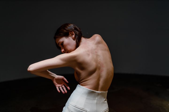 Favela Vera Ortiz’ contemporary dance piece Animal Mal contemplates humanity by means of alienation. The focus of the piece is on hybrids that are something between human and animal. Photo: Matti Kilponen.