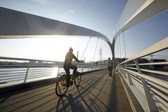 Pyöräilijä Kalasataman ja Mustikkamaan välisellä Isoisänsillalla. Kuva: Riku Pihlanto / Helsinki Marketing